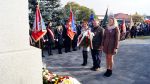 Złożenie kwiatów pod pomnikiem przez Sołtysów gminy Czernikowo