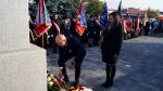 Złożenie kwiatów pod pomnikiem przez przedstawicieli Urzędu Gminy Czernikowo