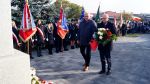 Złożenie kwiatów pod pomnikiem przez Radnych Powiatu Toruńskiego