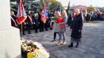 Złożenie kwiatów pod pomnikiem przez Żłobek Bajkowa Kraina