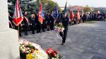Złożenie kwiatów pod pomnikiem przez Zarząd gminnego związku OSP