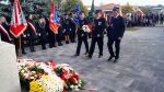 Złożenie kwiatów pod pomnikiem przez OSP Steklin
