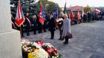 Złożenie kwiatów pod pomnikiem przez Sołectwo Kiełpiny i KGW Kiełpinianki
