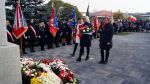Złożenie kwiatów pod pomnikiem przez KGW Witowąż