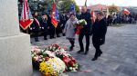 Złożenie kwiatów pod pomnikiem przez KGW Parcelanki