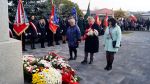 Złożenie kwiatów pod pomnikiem przez Klub Seniora