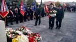 Złożenie kwiatów pod pomnikiem przez Koło Łowieckie Bażant z Czernikowa