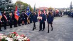 Złożenie kwiatów pod pomnikiem przez Gminną Orkiestrę Dętą