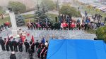 Zebrani mieszkańcy i przedstawiciele pod Pomnikiem Niepodległości w Parku 700-lecia zdjęcie 4
