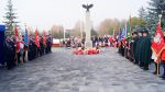 Poczty sztandarowe przed Pomnikiem Niepodległości w Parku 700-lecia
