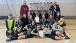 Uczniowie ze Szkoły Podstawowa w Osówce biorący udział w gminnym turnieju w unihokeju
