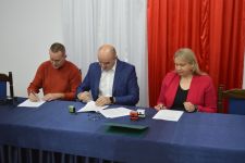 Podpisanie umowy przez Wójta Gminy Czernikowo, Panią Skarbnik oraz Wykonawcę