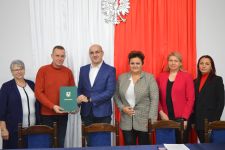 Wspólne zdjęcie Wójt Gminy Czernikowo, Wykonawca, Pani Skarbnik oraz Sołtysi sołectw