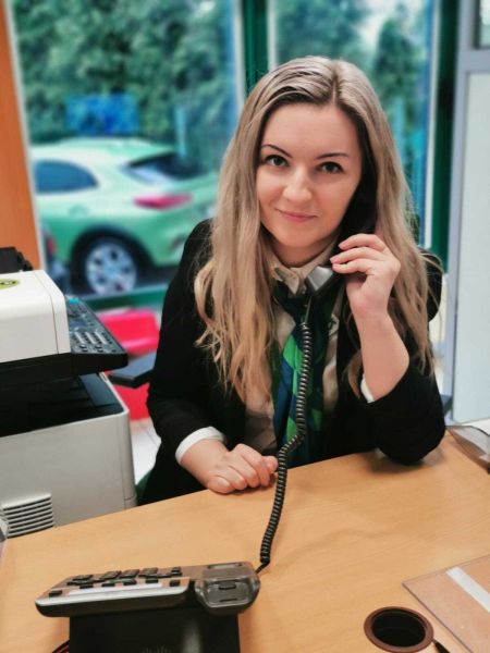 Ekspert zus rozmawiający przez telefon stacjonarny