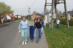 Uczniowie z workami sprzątający