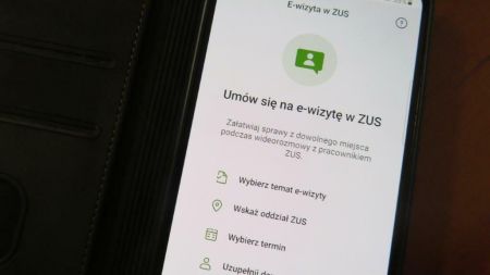 E-wizyta w ZUS na wyświetlaczu telefonu