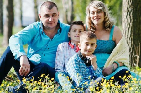 Rodzice z dwojgiem dzieci