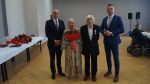 Wspólne zdjęcie siódmej pary z Wójtem i Przewodniczącym Rady Gminy