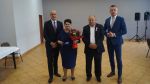 Wspólne zdjęcie ósmej pary z Wójtem i Przewodniczącym Rady Gminy