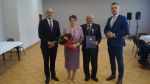 Wspólne zdjęcie dziewiątej pary z Wójtem i Przewodniczącym Rady Gminy