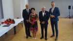 Wspólne zdjęcie dziesiątej pary z Wójtem i Przewodniczącym Rady Gminy