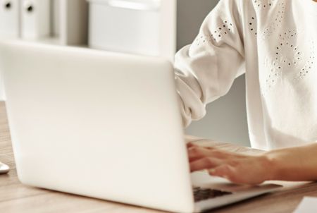 Osoba pisząca na laptopie