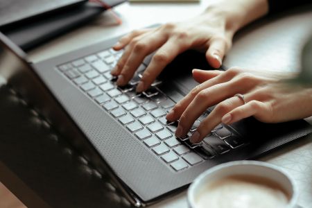 Osoba pisząca na laptopie