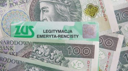 Banknoty i legitymacja emeryta-rencisty