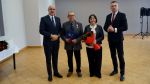 Wspólne zdjęcie drugiej pary z Wójtem i Przewodniczącym Rady Gminy