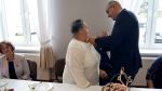 Wręczenie medalu Pani przez Wójta z dziesiątej pary