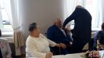 Wręczenie medalu Panu przez Wójta z dziesiątej pary