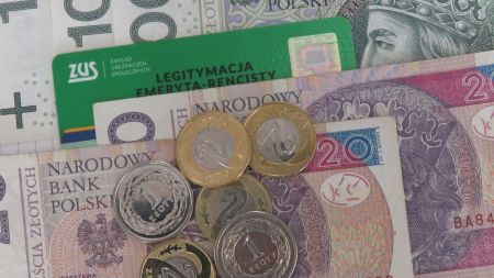 Banknoty, monety, legitymacja emeryta-rencisty