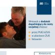 ojciec z synem oraz napis na plakacie wniosek o dodatek dopełniający do renty socjalnej złożysz