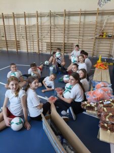 Uczniowie ze szkół ze sprzętem sportowym zdjęcie 3
