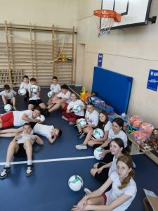 Uczniowie ze szkół ze sprzętem sportowym zdjęcie 4