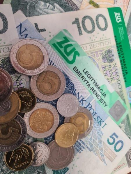 Banknoty, monety, legitymacja emeryta-rencisty