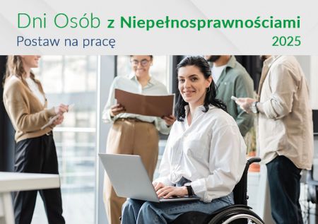 Plakat Napis na plakacie Dni Osób z Niepełnosprawnościami 2025 Postaw na pracę. Kobieta na wózku inwalidzkim pisząca na...