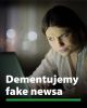 Kobieta siedząca przy laptopie oraz napis Dementujemy fake newsa