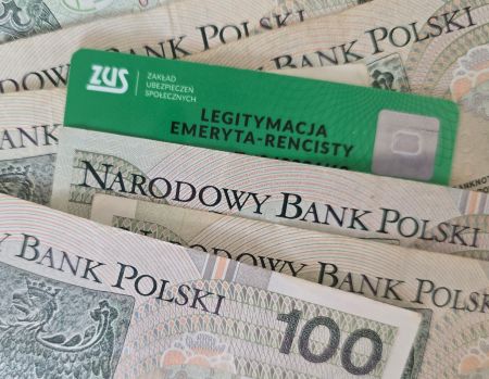 Banknoty i legitymacja emeryta-rencisty