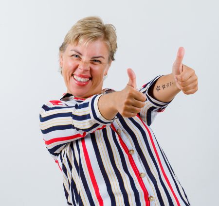 Osoba z uniesionymi kciukami