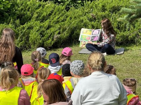 Wspólne zdjęcie na trawniku przed Biblioteką
