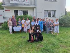 Narodowego Czytania 2025 - Wspólne zdjęcie przed budynkiem Biblioteki