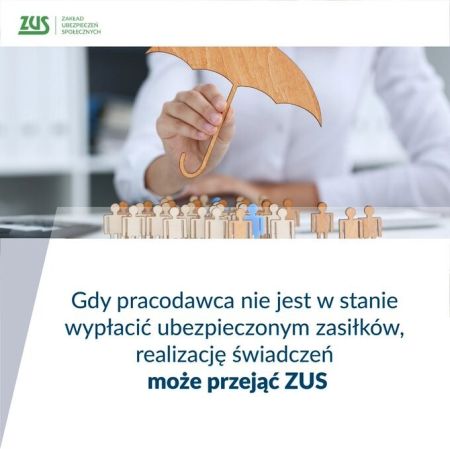 Osoba trzymająca parasolkę nad drewnianymi ludzikami oraz napis Gdy pracodawca nie jest w stanie wypłacić ubezpieczonym...