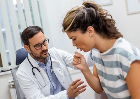 Młoda kobieta u lekarza