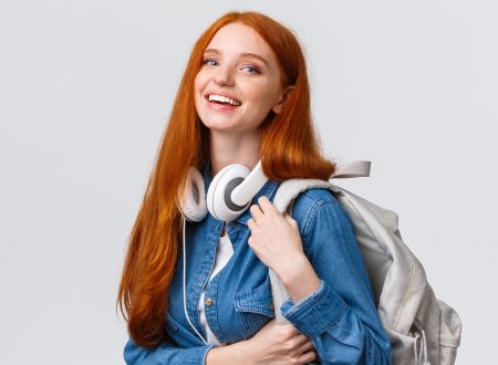 Młoda kobieta z plecakiem