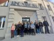 10.10.2025 - Klub Młodzieżowy Młodych odkrywców - Wspólne zdjęcie przed budynkiem kina