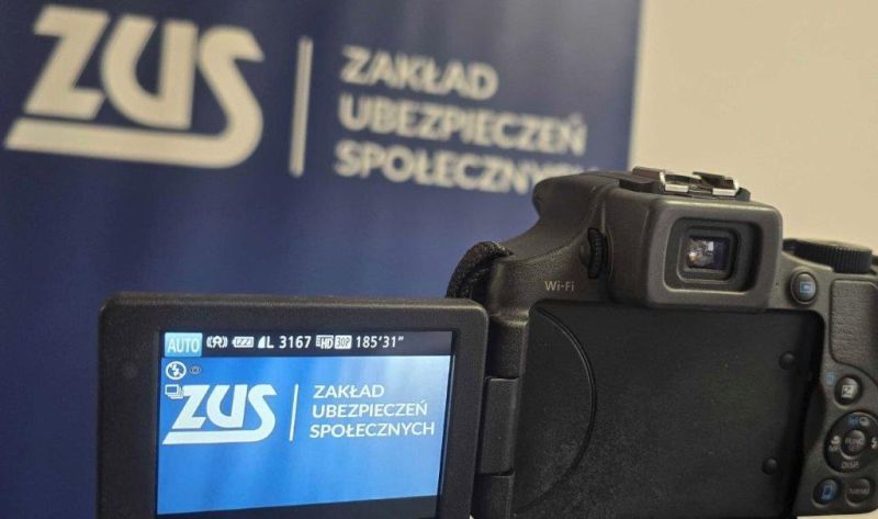 Aparat ze zdjęciem loga ZUS na wyświetlaczu