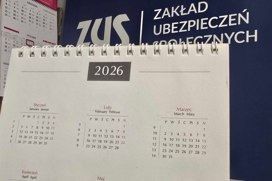 Kalendarz na 2026 rok na tle loga ZUS