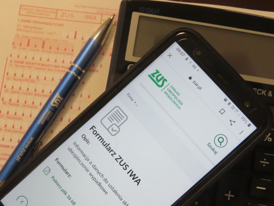 Zdjęcie smartfona z grafiką na wyświetlaczu Formularz ZUS IWA