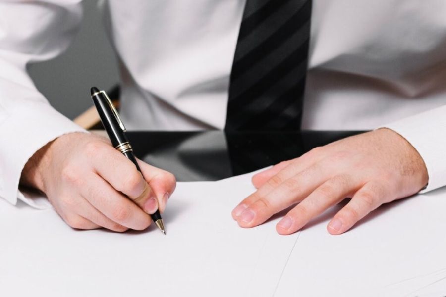 Osoba podpisująca dokument odręcznie